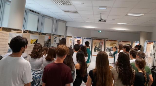 Présentation de l'exposition aux élèves